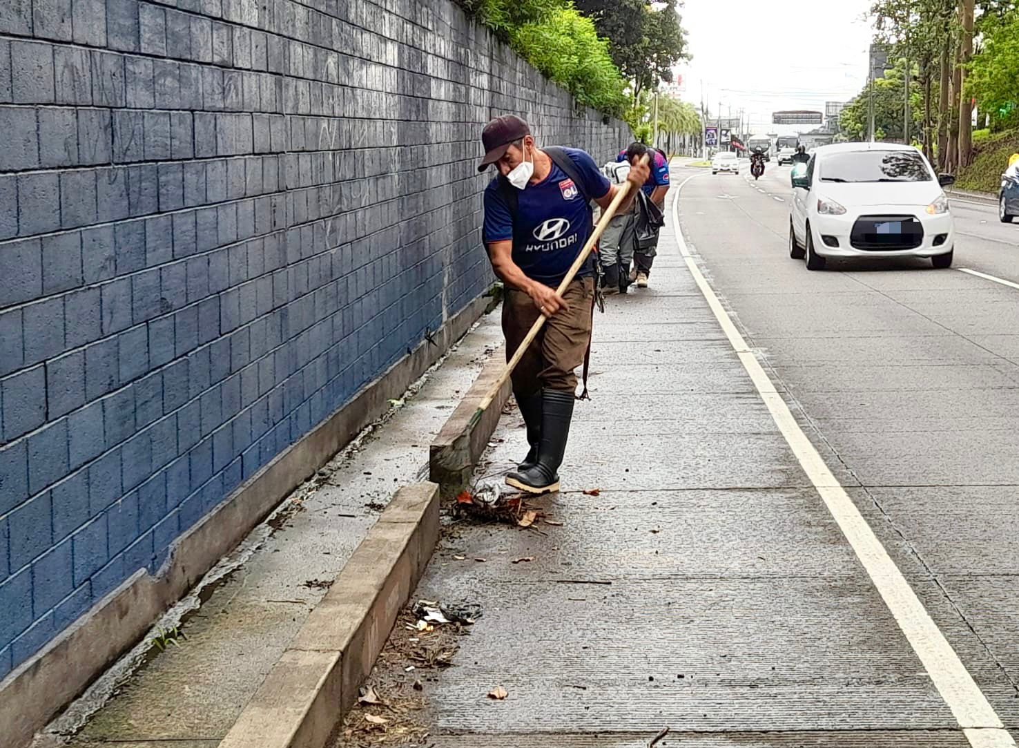 TRABAJO EN LIMPIEZA DE CUNETAS